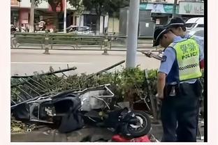 致敬传奇！瓦伦西亚主场为大卫-席尔瓦设巨幅肖像 球员亲自揭幕